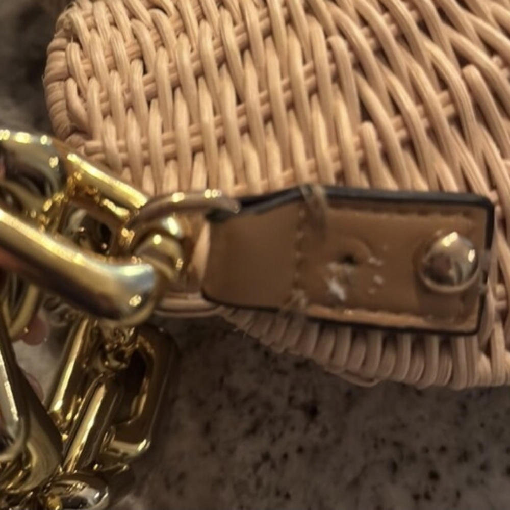 Gold Chain Woven Shell Bag. PreOwned .one Size. - Picture 11 of 11